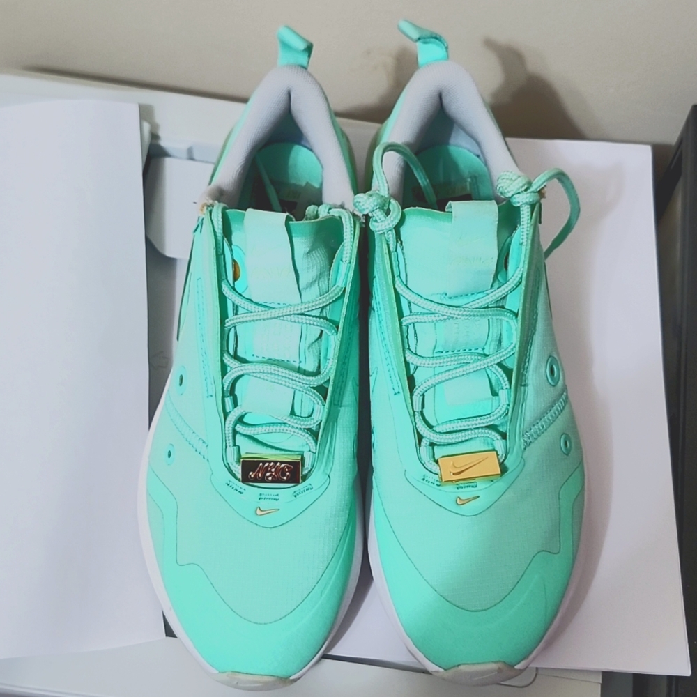 Woman's Nike Air Max up